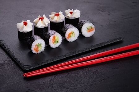 Ролл с лососем и огурцом