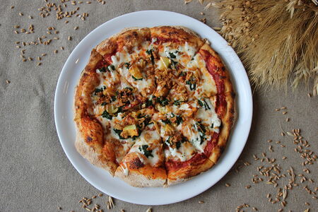 Пицца со шпинатом и сыром