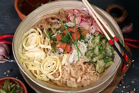 Корейский суп Кукси с мясом и овощами