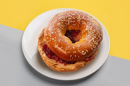 Бейгл с джемом и арахисовой пастой