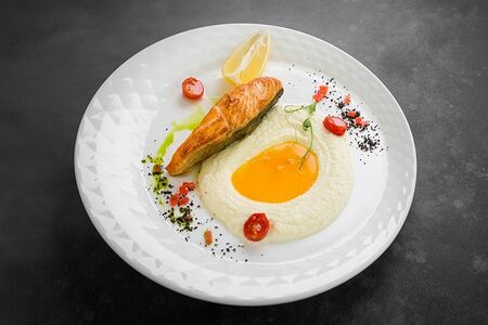 Филе семги с пюре из цветной капусты с апельсиновым соусом