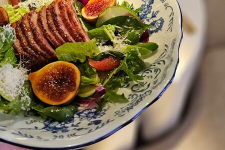 Салат с уткой и инжиром