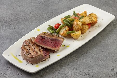 Стейк из тунца с овощами