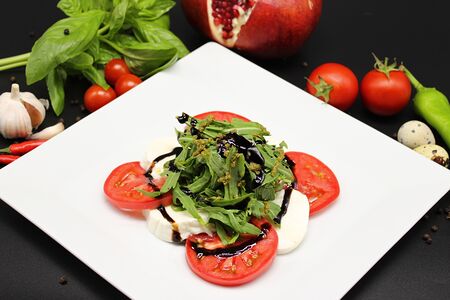 Моцарелла с помидорами