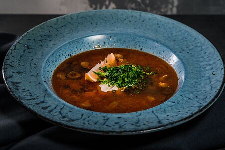 Солянка мясная с лимоном и копченой сметаной