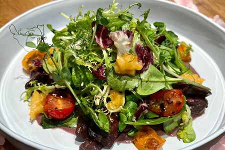 Салат из куриной печени с миксом зелени, кунжутными семечками и апельсиновым мармеладом
