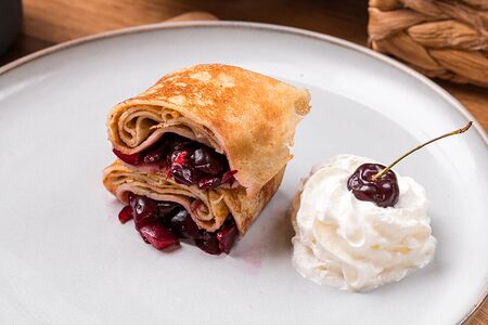 Блинчик фаршированный с вишней, 1 шт