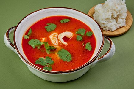 Том Ям с кальмаром, шампиньонами, свежей кинзой и отварным рисом