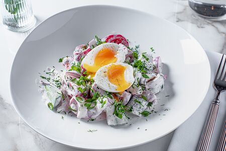 Домашний овощной салат с яйцом