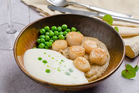 Морские гребешки на картофельном креме с ароматом трюфеля и муссом из пармезана