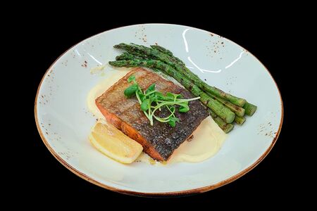 Нерка на гриле со спаржей и томатами