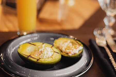 Авокадо на гриле с крабом