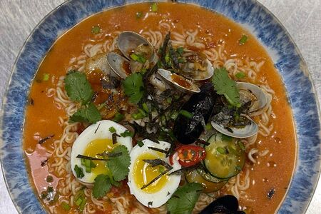 Сингапурская лапша под соусом том ям