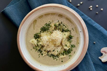 Суп грибной с крутонами и пармезаном