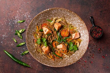 Соба с овощами и лососем в соусе унаги