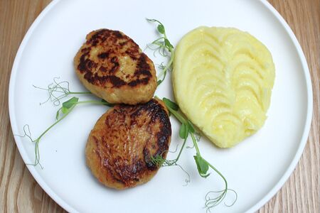 Куриные котлеты с картофельным пюре