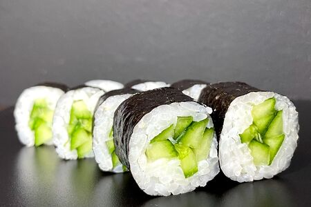 Огурец. Имбирь, васаби и соевый соус заказывается отдельно