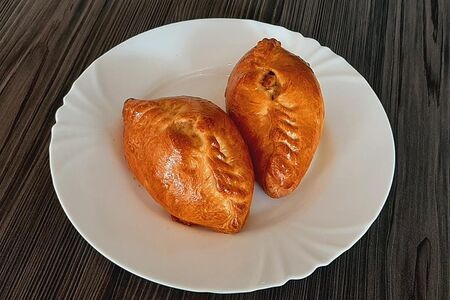 Пирожок с мясом и яйцом