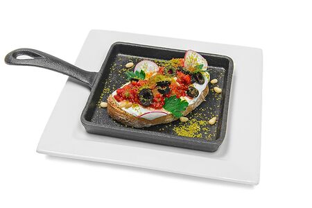 Брускетта с фетой и печеным перцем