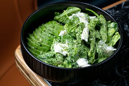 Зеленый салат с моцареллой