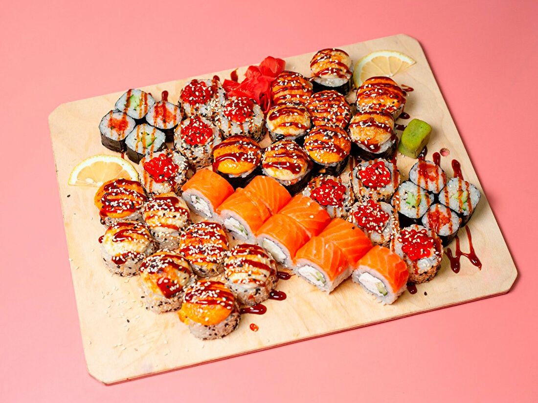 Sushibamz Краснодар. Комбо пицца и роллы. Сет роллов фото Эстетика. Суши на рождественской набережной 45/1 Краснодар.