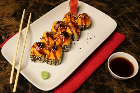 Запеченный острый ролл с курицей