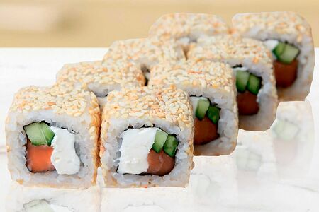 Ролл Канадский в кунжуте