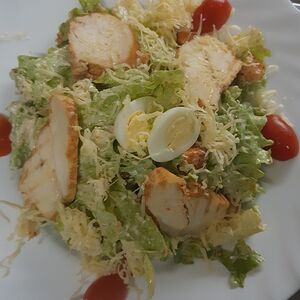 Салат Цезарь с курицей