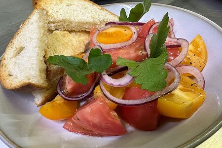 Салат с помидорами и красным луком