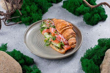 Круассан с лососем и творожным сыром