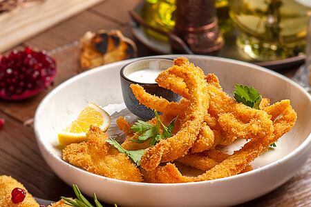 Кальмар в панировке с соусом мацони