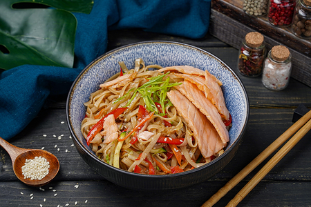 Удон с лососем в устричном соусе