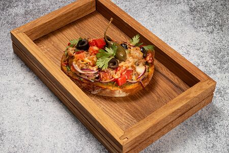 Брускетта с тунцом