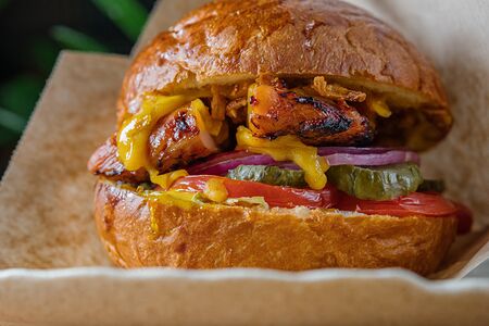 Бургер с цыпленком BBQ