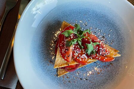 Спелые томаты в устричном соусе