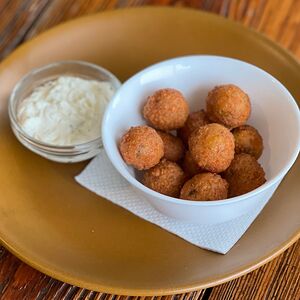 Сырные шарики с беконом и перчиком халапеньо