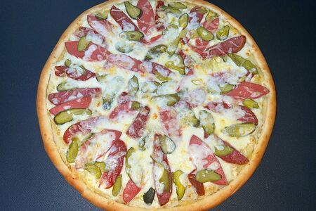 Пицца с колбасой халяль 