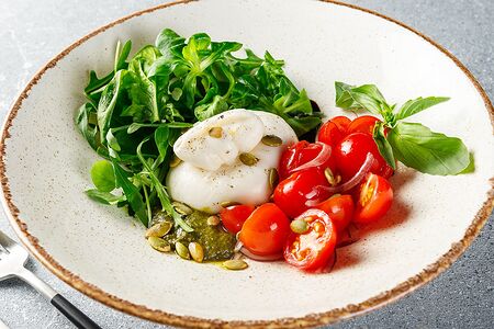 Буррата с томатом и зеленым салатом