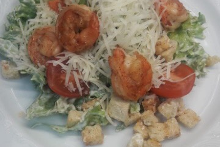 Салат Цезарь с креветками