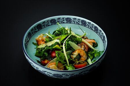 Салат с креветкой и рукколой