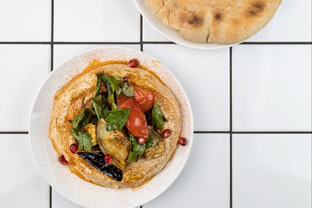 Хумус с баклажанами и томатами