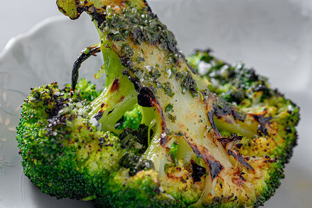 Брокколи на гриле с лимонным соусом и чимичурри