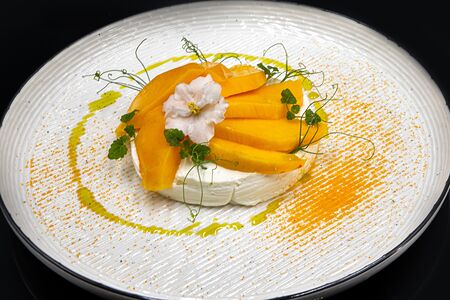 Манго в суфле из сыра