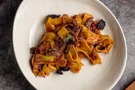 Паста с томленой говядиной