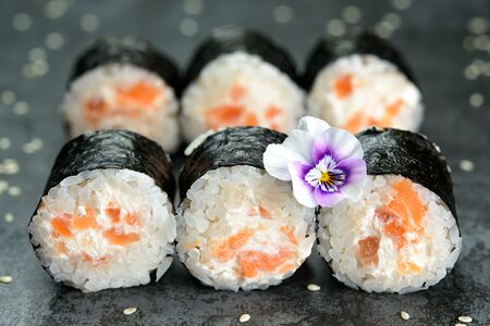 29. Малый ролл: замес сливочный лосось