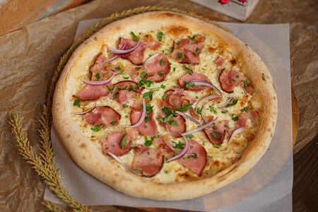 Пицца с ветчиной и беконом
