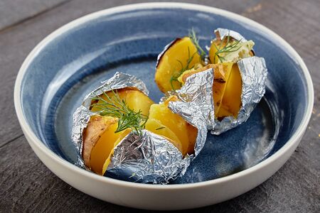 Запеченный картофель в фольге со сливочным маслом и зеленью
