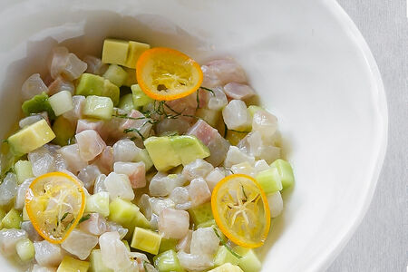 Тартар из сибаса с кумкватом и дрессингом из крыжовника