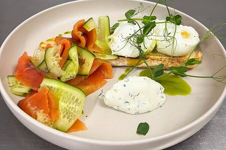 Жареная чиабатта, яйца пашот, слабосоленый лосось и крем-творог