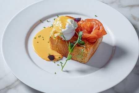 Бенедикт с лососем